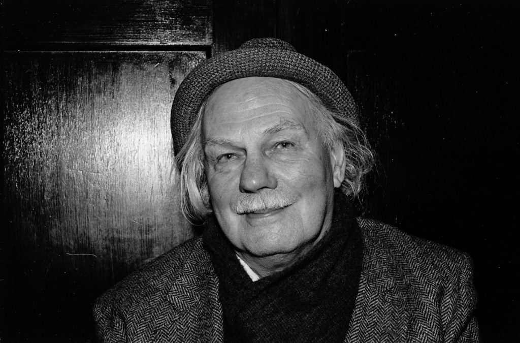 Hamish Henderson in Sandy Bell's bar, black and white photo by Ian Mackenzie, taken in 1992