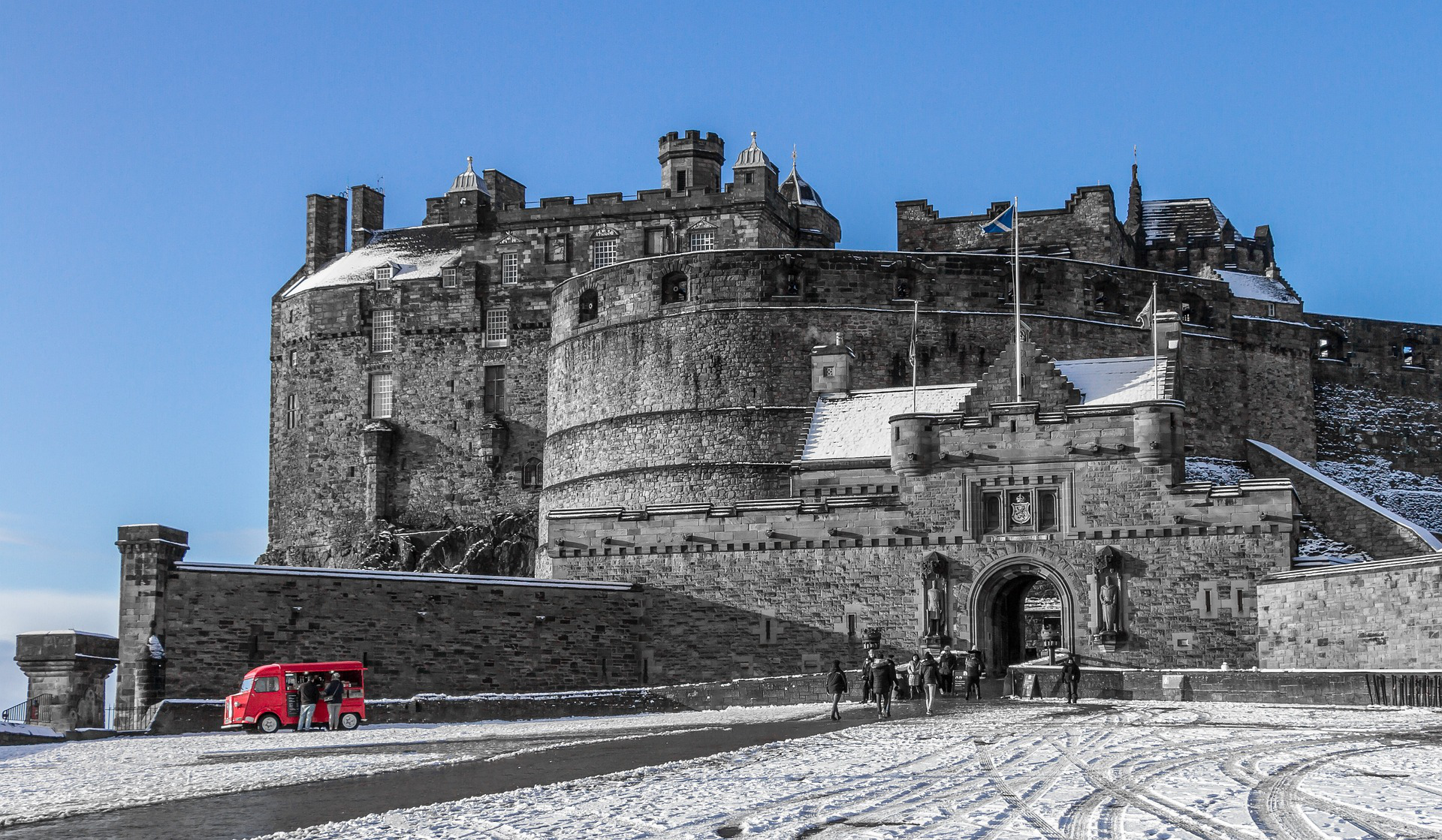 Неприступная крепость это. Эдинбургский замок. Эдинбургский замок Эдинбург. Эдинбургский замок зима. Эдинбургский замок Шотландия зима.