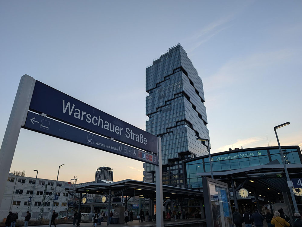 The platform of Warschauer Straße metro station