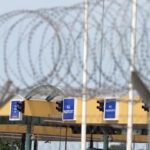 Röszke, Vasfüggönnyel a bevándorlók ellen. Képen: Szögesdrót a röszkei határátkelőnél. fotó: Segesvári Csaba