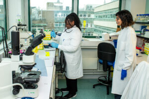 Emmanuella Asemota and Waad AlBawardi in a lab.
