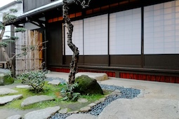The Japanese garden is based on simplicity and nature, blending stone, water, vegetation and architecture to create a peaceful and harmonious atmosphere.