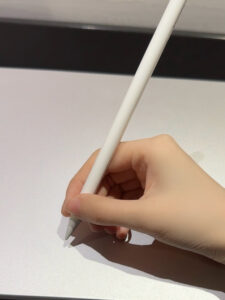 Hard pen calligraphy holding posture. Hold the pen in one hand, with the tips of the thumb and forefinger pinched firmly together, and the remaining fingers together under the pen for support.