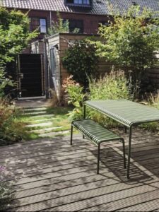 The garden has a distinctly recreational character. Organically shaped borders filled with richly flowering perennials and ornamental grasses provide a natural appearance. This character is enhanced by interlocking stepping stones in the grass and dry stone walls of old tiles and stones.