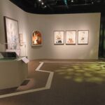 A blind path from the entrance of the exhibition hall to all the exhibition corridors