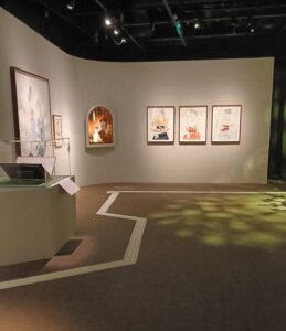 A blind path from the entrance of the exhibition hall to all the exhibition corridors