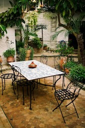 The Mediterranean-style garden creates a laid-back, natural atmosphere with bright colours, rich plants, stone elements and comfortable seating areas, showcasing a unique Mediterranean feel.