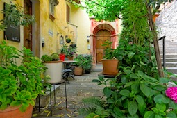 With its elegant design, symmetrical layout and rich mix of plants, the European-style garden creates a quiet and romantic space for relaxation.