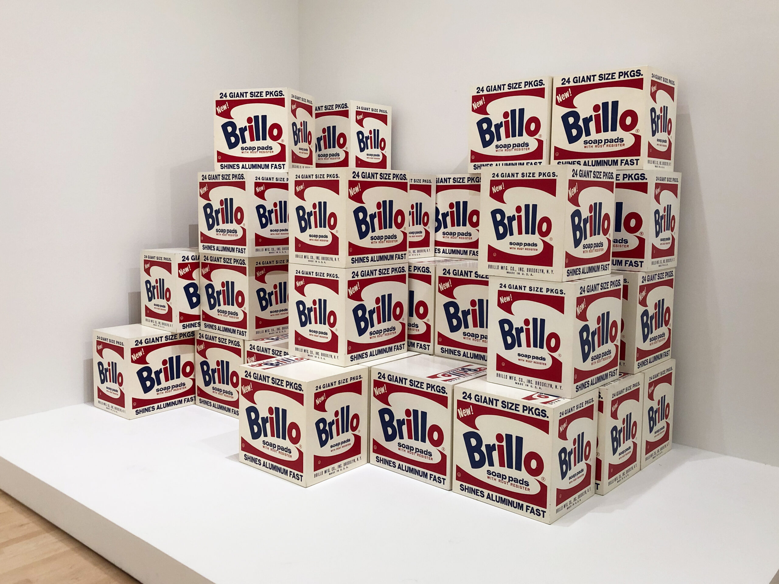 Andy Warhol's Brillo Boxes (1964): Supermarket soap pad boxes In 1964, Andy Warhol used a ready-made soap from the supermarket as one's own work of art.