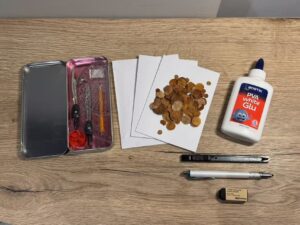 Materials needed for making a leaf collage: drawing tools (ruler, compass), blank postcards, polka-dot leaves (can be made on-site), white glue, knife, pencil, eraser.