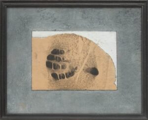 这是一张彩色图片。图片中间是一个不规则的棕色区域，上面有五个指纹。图片的背景是白色的，周围是灰蓝色的卡片纸。使用深棕色的直角框架。