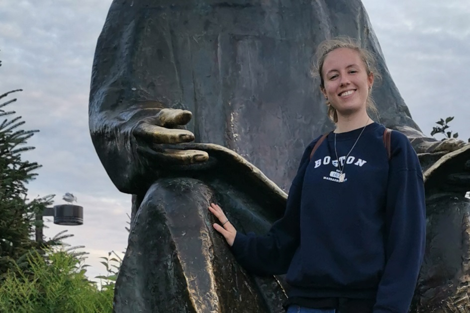 Photo of Jessie Hammond beside statue