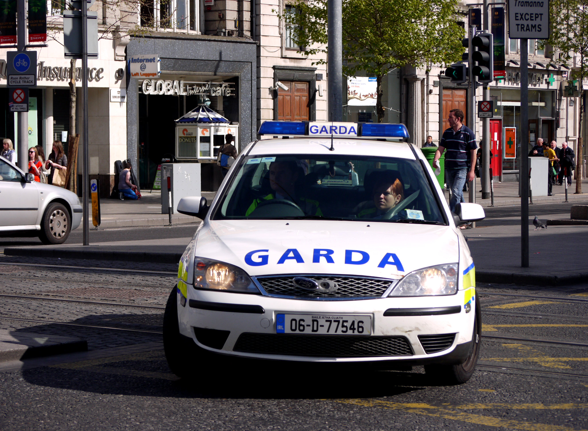 2006 Garda Ford Mondeo on O'Connell Street.