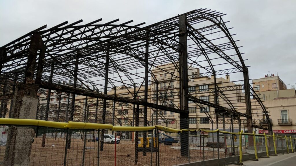 This is the structure of the Abaceria market, in the Gracia neighbourhood, where I live. They are cleaning the old asbestos and rebuilt it. I thought it is a great image to represent the IDEL journey. Reviewing and rebuilding to have a good base to follow the Digital Education programme. 