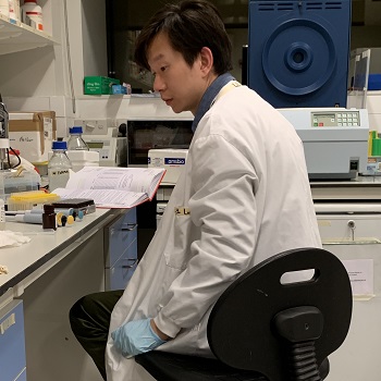 Dr Wei-Yu Lu in the lab