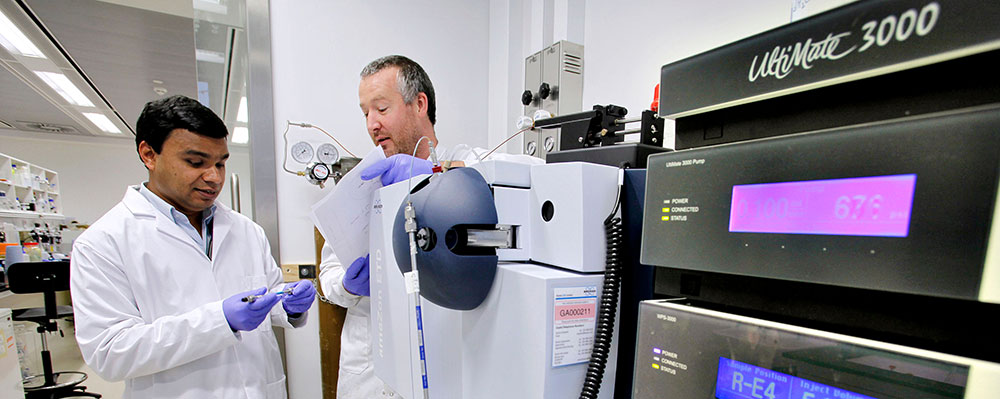 A lecturer with a student in one of the labs in the Roslin Institute.