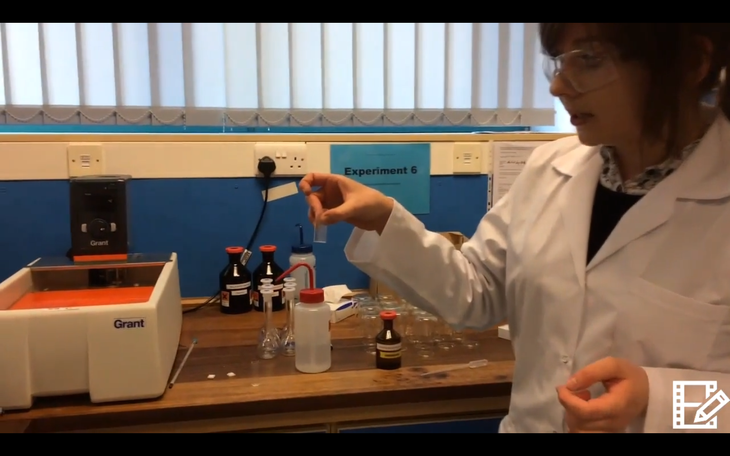 Zuzanna demonstrates how to use a UV-vis spectrophotometer