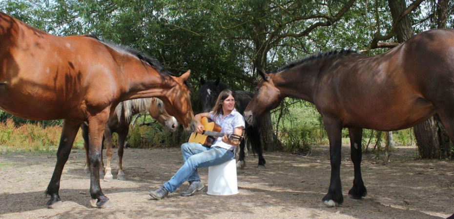 Please credit: Ellen Cochrane of Gaia Horsemanship.↗️ The image shows Glen's research collaborator Ellen Cochrane engaging in multi-species dialogue with a number of her equine friends. Ellen and Glen's work to explore the shift from the bit to the between, from domination to partnering, is grounded in principles of non-violent communication and are detailed in a recent paper in the Austral Journal of Veterinary Science (Cousquer, 2023)↗️.