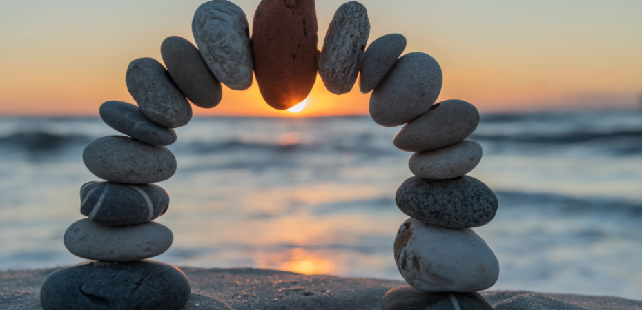 Stones in beach balanced to form an arc