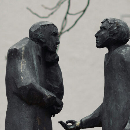 Statue of two people discussing