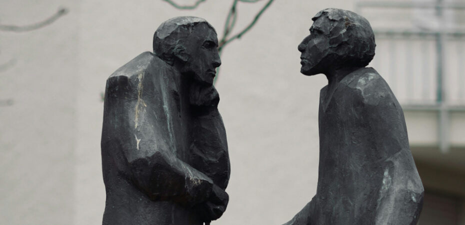 Statue of two people discussing