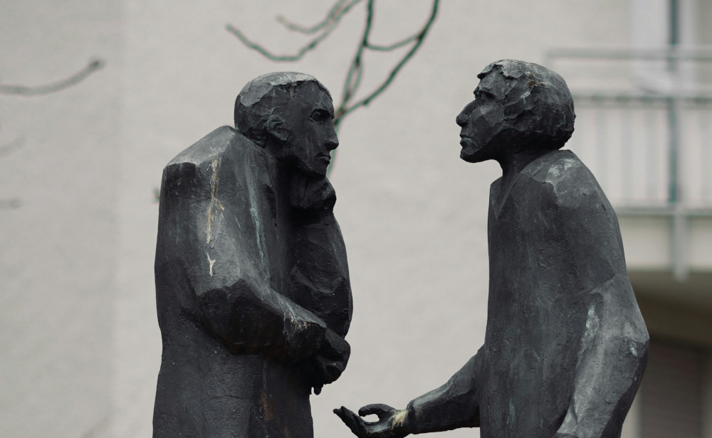 Statue of two people discussing